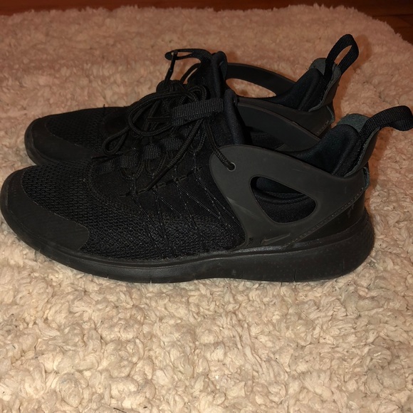 Nike Women’s Free Viritous Sneakers - Picture 2 of 3